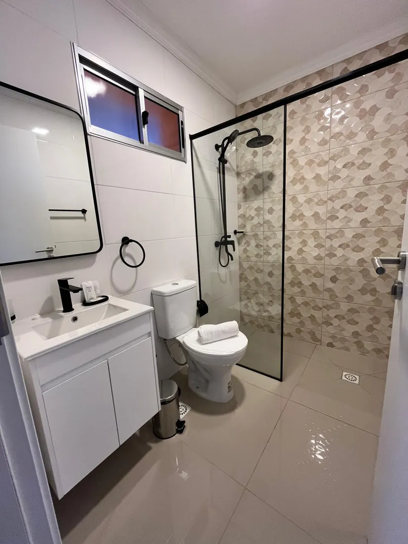 Baño moderno con ducha lluvia