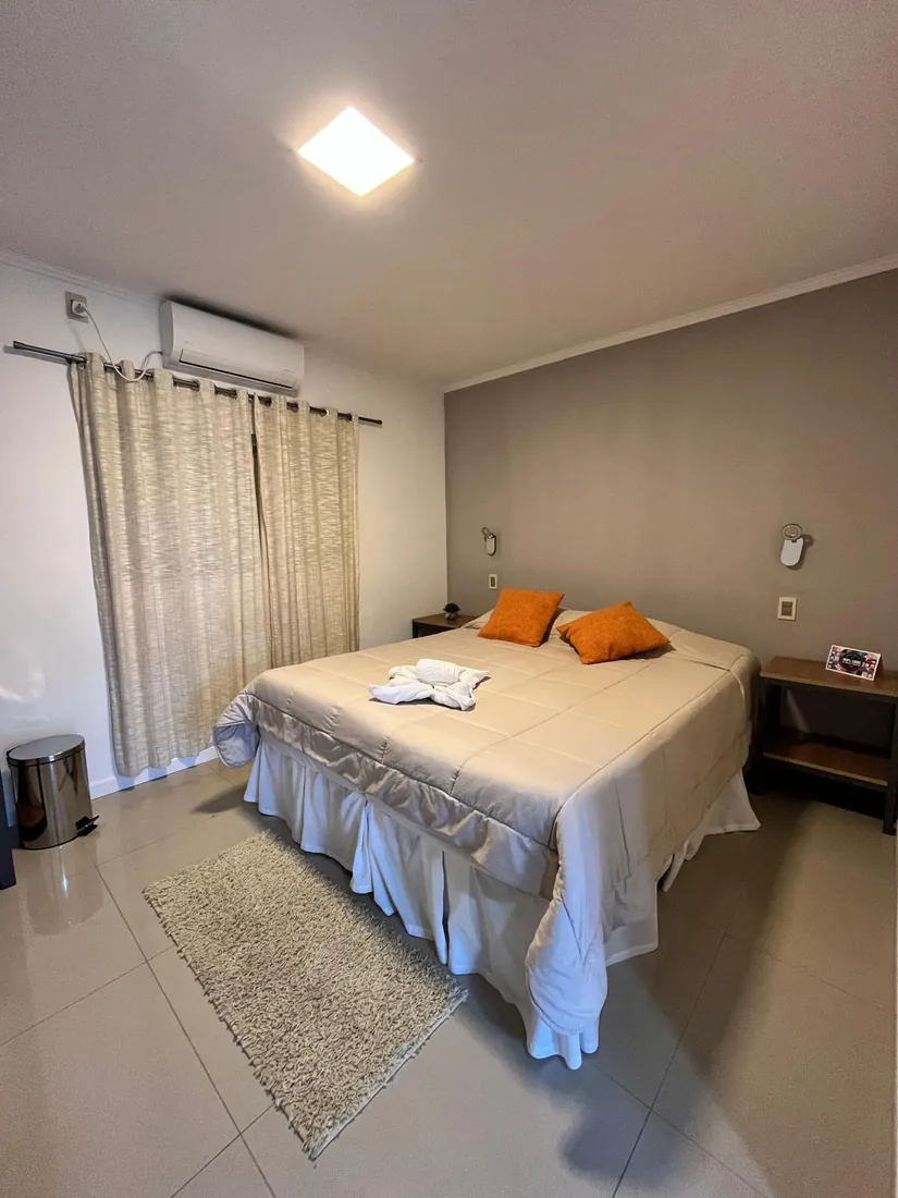 Habitación con detalles naranjas
