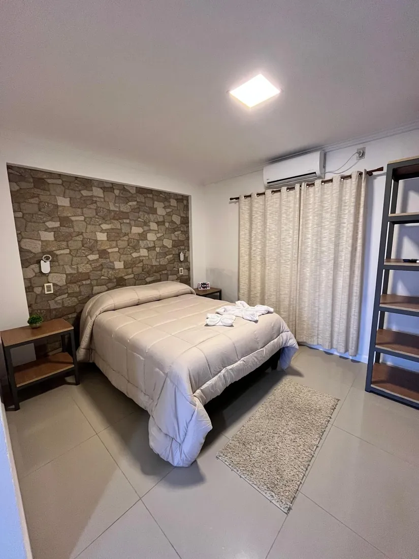 Habitación con pared de piedra