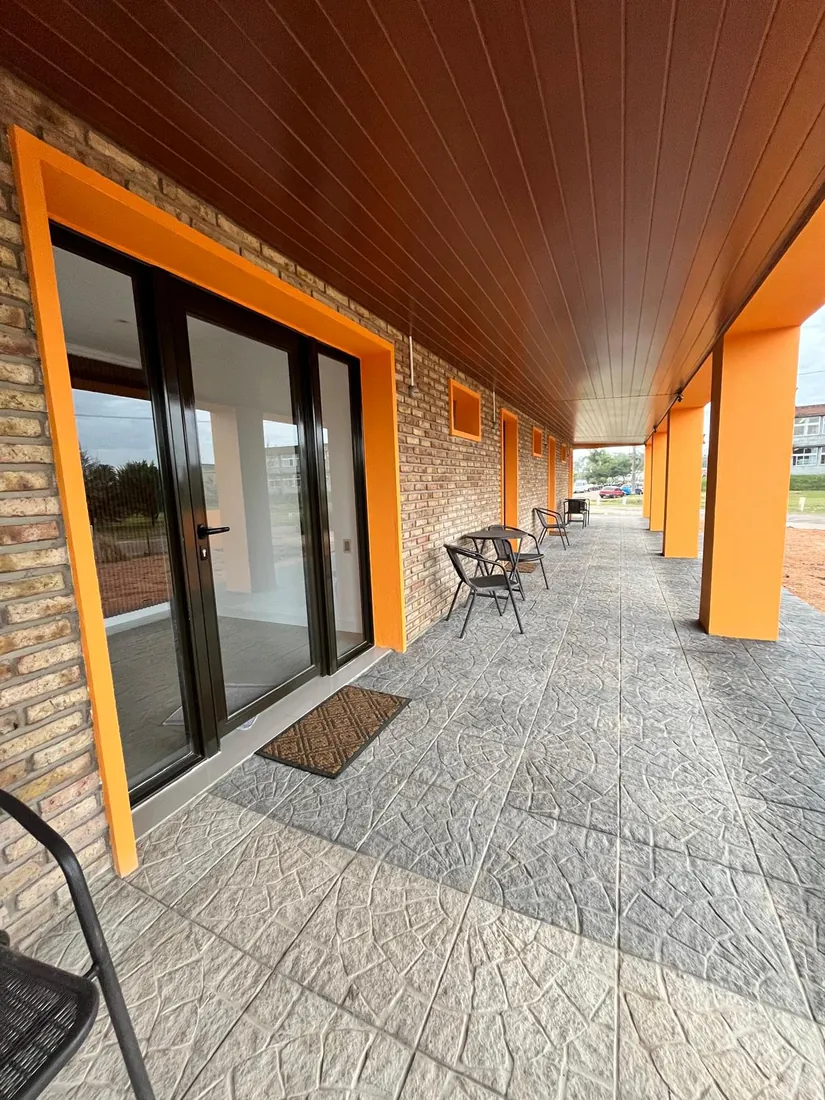 Galería con columnas naranjas de La Posada del Mister en Cerro Chato