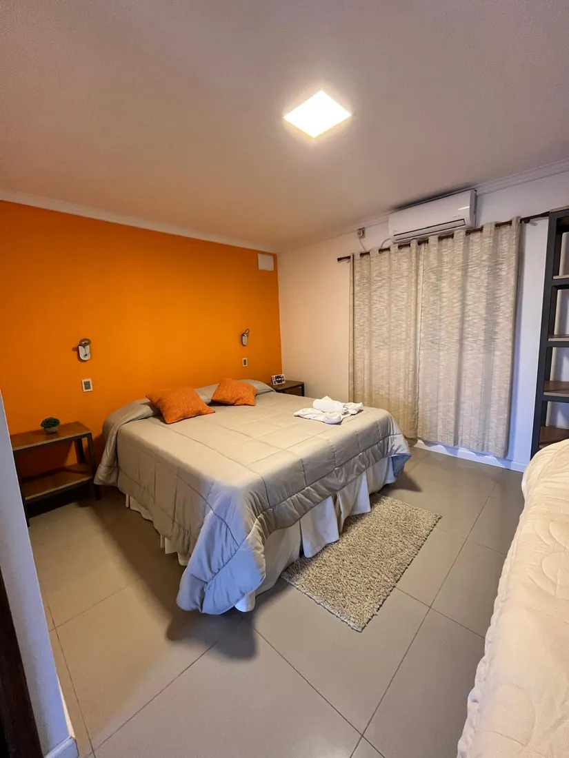 Habitación con cama matrimonial en La Posada del Mister